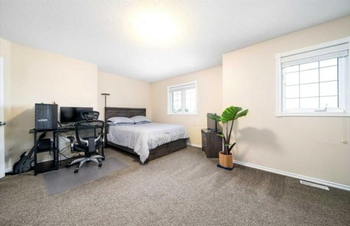 633 Spruce Way Se, Medicine Hat, AB - Indoor Photo Showing Bedroom