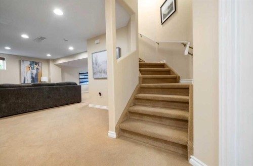 633 Spruce Way Se, Medicine Hat, AB - Indoor Photo Showing Other Room