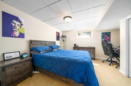 633 Spruce Way Se, Medicine Hat, AB - Indoor Photo Showing Bedroom
