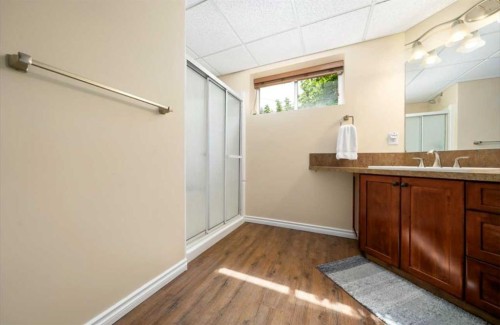 633 Spruce Way Se, Medicine Hat, AB - Indoor Photo Showing Bathroom