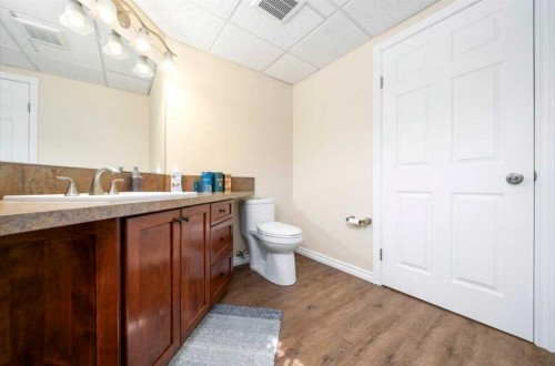 633 Spruce Way Se, Medicine Hat, AB - Indoor Photo Showing Bathroom