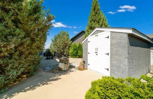 633 Spruce Way Se, Medicine Hat, AB - Outdoor