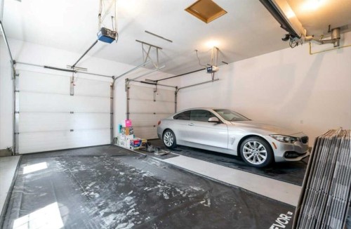 633 Spruce Way Se, Medicine Hat, AB - Indoor Photo Showing Garage