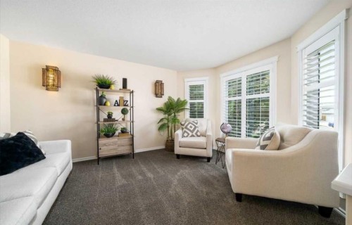 633 Spruce Way Se, Medicine Hat, AB - Indoor Photo Showing Living Room