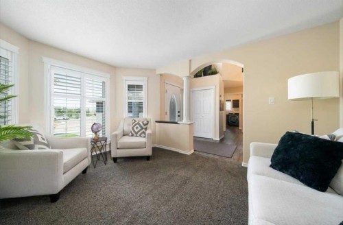 633 Spruce Way Se, Medicine Hat, AB - Indoor Photo Showing Living Room