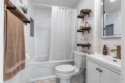 259 3 Street Nw, Medicine Hat, AB - Indoor Photo Showing Bathroom