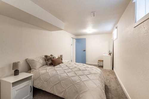 259 3 Street Nw, Medicine Hat, AB - Indoor Photo Showing Bedroom