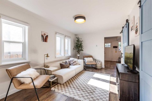 259 3 Street Nw, Medicine Hat, AB - Indoor Photo Showing Living Room