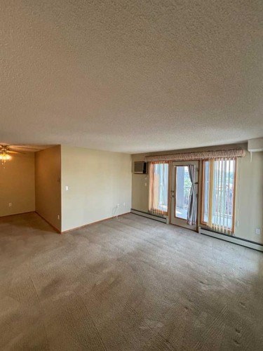 424-3021 13 Avenue Se, Medicine Hat, AB - Indoor Photo Showing Other Room