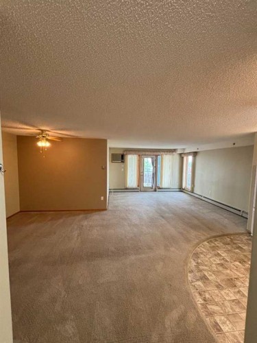 424-3021 13 Avenue Se, Medicine Hat, AB - Indoor Photo Showing Other Room