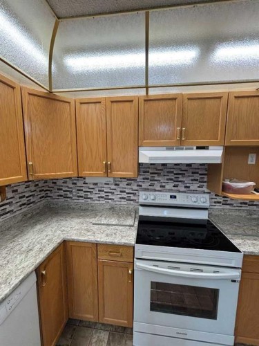 424-3021 13 Avenue Se, Medicine Hat, AB - Indoor Photo Showing Kitchen