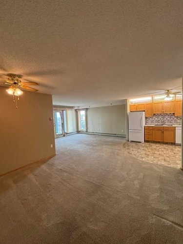 424-3021 13 Avenue Se, Medicine Hat, AB - Indoor Photo Showing Other Room