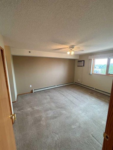 424-3021 13 Avenue Se, Medicine Hat, AB - Indoor Photo Showing Other Room