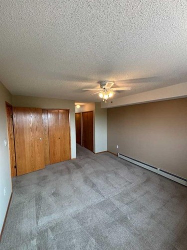 424-3021 13 Avenue Se, Medicine Hat, AB - Indoor Photo Showing Other Room
