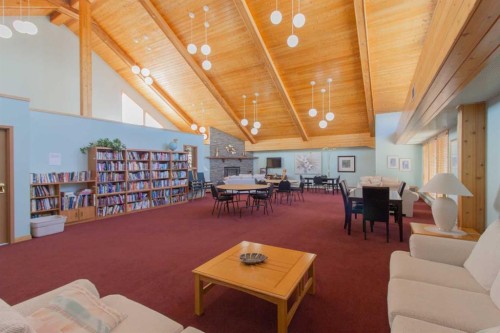 424-3021 13 Avenue Se, Medicine Hat, AB - Indoor Photo Showing Living Room