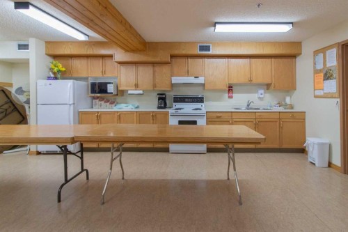 424-3021 13 Avenue Se, Medicine Hat, AB - Indoor Photo Showing Kitchen With Double Sink