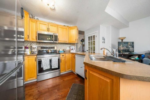 316 Washington Way Se, Medicine Hat, AB - Indoor Photo Showing Kitchen With Double Sink