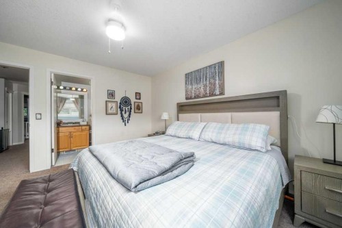 316 Washington Way Se, Medicine Hat, AB - Indoor Photo Showing Bedroom