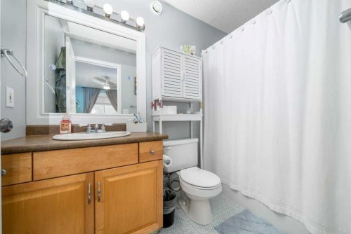 316 Washington Way Se, Medicine Hat, AB - Indoor Photo Showing Bathroom