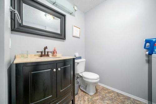 316 Washington Way Se, Medicine Hat, AB - Indoor Photo Showing Bathroom