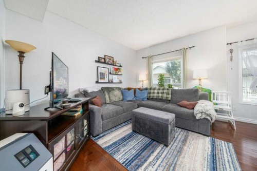 316 Washington Way Se, Medicine Hat, AB - Indoor Photo Showing Living Room