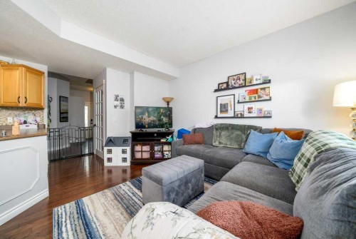 316 Washington Way Se, Medicine Hat, AB - Indoor Photo Showing Living Room