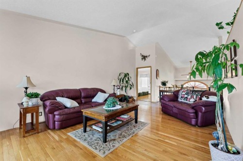 1336 4A Avenue, Dunmore, AB - Indoor Photo Showing Living Room