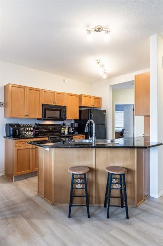 328 Northlands Pointe Ne, Medicine Hat, AB - Indoor Photo Showing Kitchen