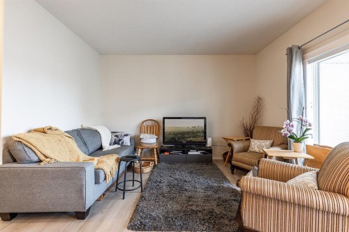 328 Northlands Pointe Ne, Medicine Hat, AB - Indoor Photo Showing Living Room