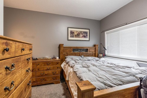 328 Northlands Pointe Ne, Medicine Hat, AB - Indoor Photo Showing Bedroom