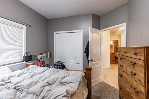 328 Northlands Pointe Ne, Medicine Hat, AB - Indoor Photo Showing Bedroom