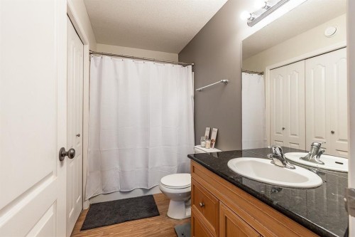 328 Northlands Pointe Ne, Medicine Hat, AB - Indoor Photo Showing Bathroom