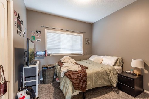 328 Northlands Pointe Ne, Medicine Hat, AB - Indoor Photo Showing Bedroom