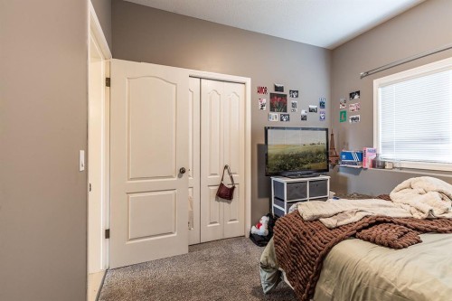 328 Northlands Pointe Ne, Medicine Hat, AB - Indoor Photo Showing Bedroom