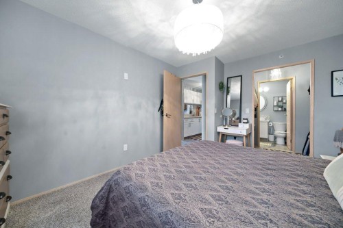 512-245 Red Deer Drive Sw, Medicine Hat, AB - Indoor Photo Showing Bedroom