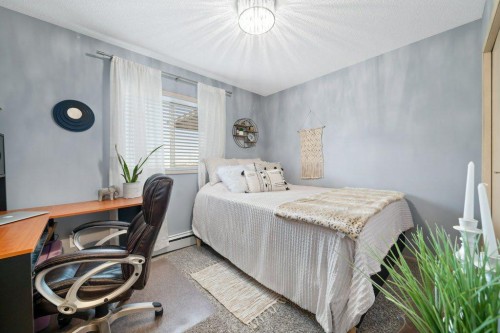 512-245 Red Deer Drive Sw, Medicine Hat, AB - Indoor Photo Showing Bedroom