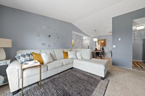 512-245 Red Deer Drive Sw, Medicine Hat, AB - Indoor Photo Showing Living Room