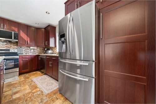 33 3 Avenue East, Tilley, AB - Indoor Photo Showing Kitchen With Upgraded Kitchen