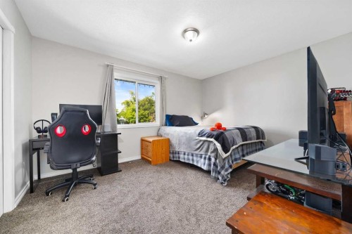 33 3 Avenue East, Tilley, AB - Indoor Photo Showing Bedroom