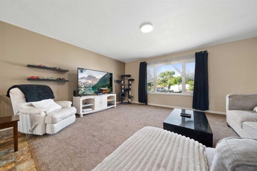 33 3 Avenue East, Tilley, AB - Indoor Photo Showing Living Room