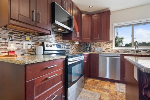 33 3 Avenue East, Tilley, AB - Indoor Photo Showing Kitchen With Upgraded Kitchen
