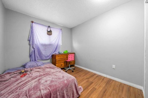 480 Hilton Crescent Ne, Medicine Hat, AB - Indoor Photo Showing Bedroom