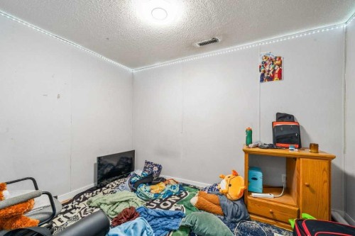 480 Hilton Crescent Ne, Medicine Hat, AB - Indoor Photo Showing Bedroom