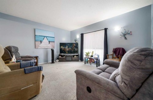 2-10 Broadway Court Nw, Redcliff, AB - Indoor Photo Showing Living Room