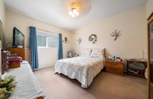 2-10 Broadway Court Nw, Redcliff, AB - Indoor Photo Showing Bedroom