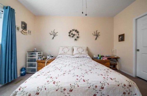 2-10 Broadway Court Nw, Redcliff, AB - Indoor Photo Showing Bedroom
