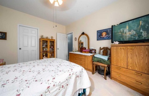2-10 Broadway Court Nw, Redcliff, AB - Indoor Photo Showing Bedroom