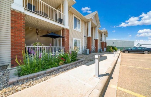 2-10 Broadway Court Nw, Redcliff, AB - Outdoor