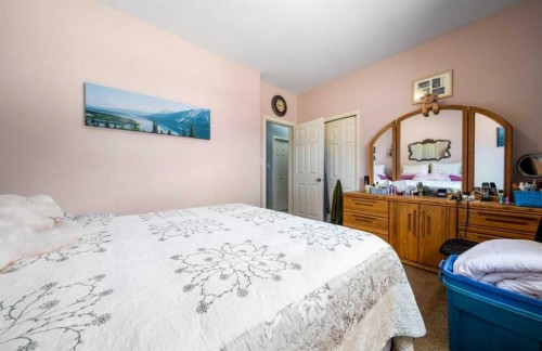 2-10 Broadway Court Nw, Redcliff, AB - Indoor Photo Showing Bedroom