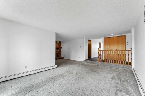 211-1051 3 Street Nw, Medicine Hat, AB - Indoor Photo Showing Other Room